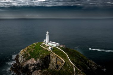 Güney Yığını Deniz feneri ve Kuzey Galler 'deki İrlanda Denizi manzaralı Atlantik kıyısındaki Güney Yığın Adası