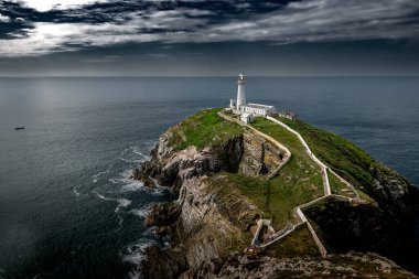 Güney Yığını Deniz feneri ve Kuzey Galler 'deki İrlanda Denizi manzaralı Atlantik kıyısındaki Güney Yığın Adası