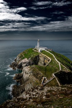 Güney Yığını Deniz feneri ve Kuzey Galler 'deki İrlanda Denizi manzaralı Atlantik kıyısındaki Güney Yığın Adası