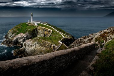 Güney Yığını Deniz feneri ve Kuzey Galler 'deki İrlanda Denizi manzaralı Atlantik kıyısındaki Güney Yığın Adası