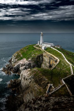 Güney Yığını Deniz feneri ve Kuzey Galler 'deki İrlanda Denizi manzaralı Atlantik kıyısındaki Güney Yığın Adası