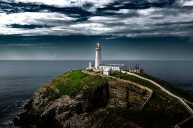 Güney Yığını Deniz feneri ve Kuzey Galler 'deki İrlanda Denizi manzaralı Atlantik kıyısındaki Güney Yığın Adası