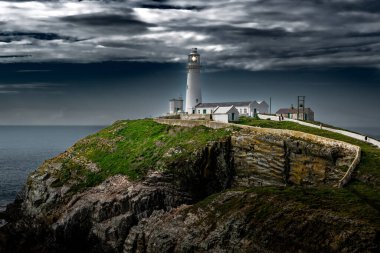 Güney Yığını Deniz feneri ve Kuzey Galler 'deki İrlanda Denizi manzaralı Atlantik kıyısındaki Güney Yığın Adası