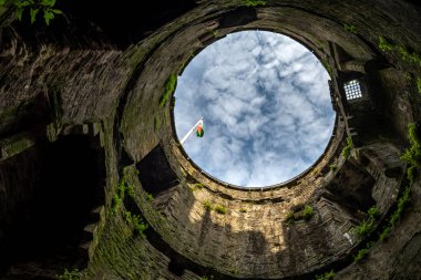 Kuzey Galler 'deki Conwy Kalesi' nin harabelerinden birinin tepesine bakın.