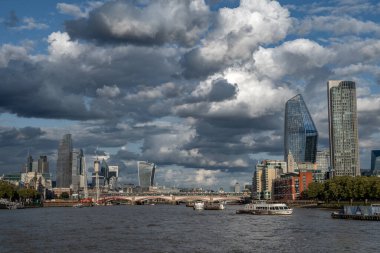 Modern Ofis Binaları, Gökdelenler (Bir Blackfriars, Southbank Tower) ve Thames nehrinin altındaki lüks apartmanlar, İngiltere