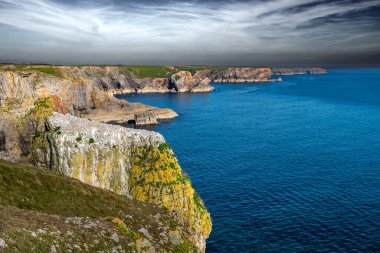 Pembrokeshire, İngiltere 'deki Galler' in Atlantik Kıyısındaki Muhteşem Uçurumlar