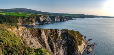 İngiltere, Galler 'deki Pembrokeshire' da Dinas 'ın Vahşi Atlantik kıyısındaki sahil yolu.