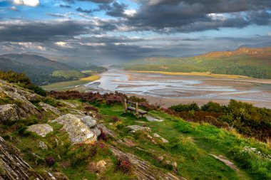 Mawddach Nehri Estuary Snowdonia Milli Parkı Galler 'deki Barmouth şehrinin yakınında.