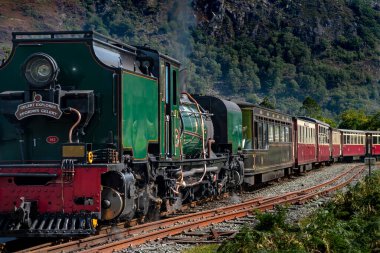 Snowdonia 'daki Beddgelert Tren İstasyonunda Buharlı Lokomotifli Eski Tren Galler' deki Ulusal Parkı