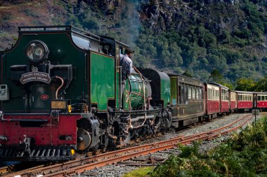 Snowdonia 'daki Beddgelert Tren İstasyonunda Buharlı Lokomotifli Eski Tren Galler' deki Ulusal Parkı