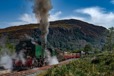 Snowdonia 'daki Beddgelert Tren İstasyonunda Buharlı Lokomotifli Eski Tren Galler' deki Ulusal Parkı
