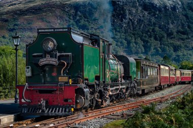 Snowdonia 'daki Beddgelert Tren İstasyonunda Buharlı Lokomotifli Eski Tren Galler' deki Ulusal Parkı