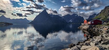 Norveç 'in Lofoten Adalarındaki Hamnoy Köyü' nde Rorbuer Kulübesi ve Sakin Fiyort