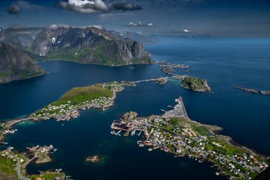 Norveç 'in Lofoten Adaları' ndaki Reine ve Hamnoy 'un kıyı manzarasına muhteşem bir bakış açısı getirdi.