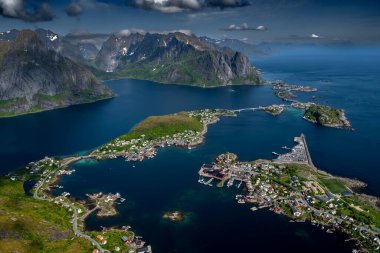 Norveç 'in Lofoten Adaları' ndaki Reine ve Hamnoy 'un kıyı manzarasına muhteşem bir bakış açısı getirdi.
