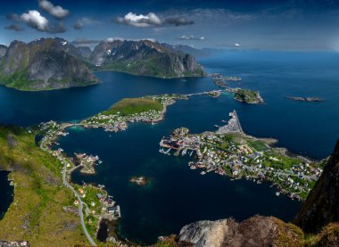 Norveç 'in Lofoten Adaları' ndaki Reine ve Hamnoy 'un kıyı manzarasına muhteşem bir bakış açısı getirdi.
