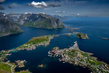Norveç 'in Lofoten Adaları' ndaki Reine ve Hamnoy 'un kıyı manzarasına muhteşem bir bakış açısı getirdi.