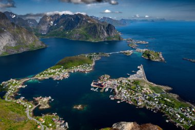 Norveç 'in Lofoten Adaları' ndaki Reine ve Hamnoy 'un kıyı manzarasına muhteşem bir bakış açısı getirdi.