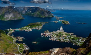 Norveç 'in Lofoten Adaları' ndaki Reine ve Hamnoy 'un kıyı manzarasına muhteşem bir bakış açısı getirdi.