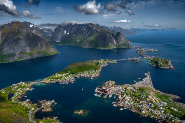 Norveç 'in Lofoten Adaları' ndaki Reine ve Hamnoy 'un kıyı manzarasına muhteşem bir bakış açısı getirdi.