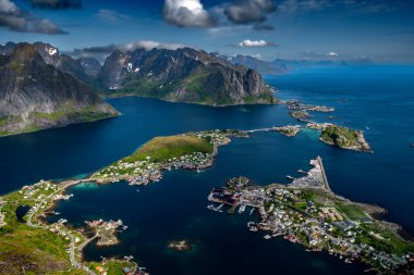 Norveç 'in Lofoten Adaları' ndaki Reine ve Hamnoy 'un kıyı manzarasına muhteşem bir bakış açısı getirdi.