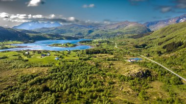 Norveç 'teki Lofoten Adaları' ndaki Leknes ve Mortsunt yakınlarındaki Kıyı Manzarası