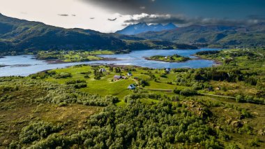 Norveç 'teki Lofoten Adaları' ndaki Leknes ve Mortsunt yakınlarındaki Kıyı Manzarası