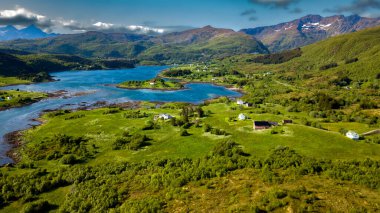 Norveç 'teki Lofoten Adaları' ndaki Leknes ve Mortsunt yakınlarındaki Kıyı Manzarası