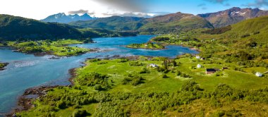 Norveç 'teki Lofoten Adaları' ndaki Leknes ve Mortsunt yakınlarındaki Kıyı Manzarası