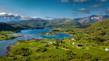 Norveç 'teki Lofoten Adaları' ndaki Leknes ve Mortsunt yakınlarındaki Kıyı Manzarası