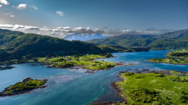 Norveç 'teki Lofoten Adaları' ndaki Leknes ve Mortsunt yakınlarındaki Kıyı Manzarası