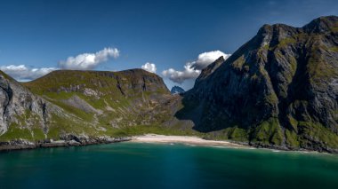 Norveç 'teki Lofoten Adaları' nda Dağları ve Okyanusu olan Kvalvika Kum Plajı