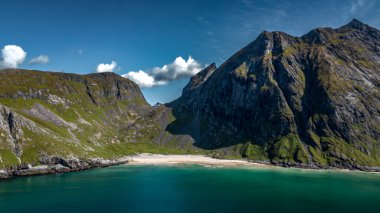 Norveç 'teki Lofoten Adaları' nda Dağları ve Okyanusu olan Kvalvika Kum Plajı
