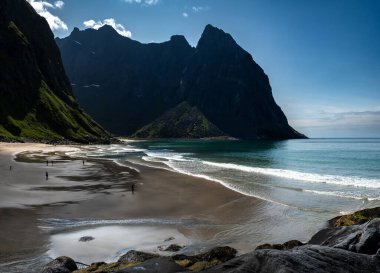 Norveç 'teki Lofoten Adaları' nda Dağları ve Okyanusu olan Kvalvika Kum Plajı