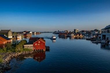 Norveç 'in Lofoten Adaları' ndaki Svolvaer şehrinde Harbor ve Rorbuer Huts at Midnight Sun