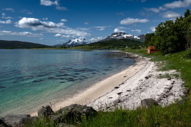 Norveç 'teki Lofoten Adaları' nın fiyortlarında Beyaz Kum Plajı ve Karlı Dağlar