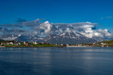 Norveç 'teki Sommaroy Adası' nda Kır Evi, Sakin fiyortlu ve Karlı Dağlı Atlantik Kıyısı