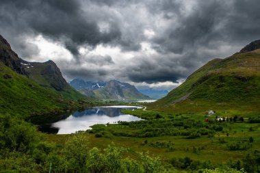 Norveç 'teki Lofoten Adaları' ndaki Göl ve Dağlar Napskaret 'in bakış açısı