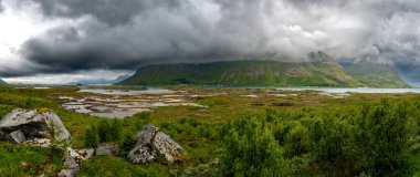 Bulutlu Dağlar ve Norveç 'teki Lofoten Adaları' ndaki Köprü ile Sakin Fiyort
