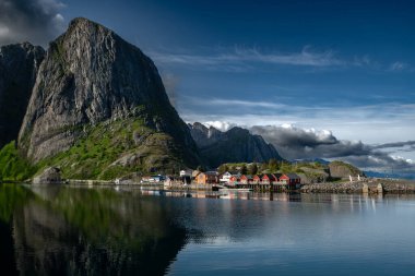 Norveç 'teki Lofoten Adalarında Kırmızı Rorbuer Kulübeleri olan Resimli Sahil Köyü Hamnoy