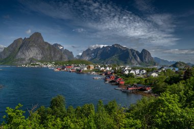 Norveç 'teki Lofoten Adaları' nda Reinebringen yakınlarında Dağlı Reine Köyü ve Mezarlığı