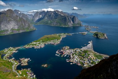 Norveç 'in Lofoten Adaları' ndaki Reine ve Hamnoy 'un kıyı manzarasına muhteşem bir bakış açısı getirdi.