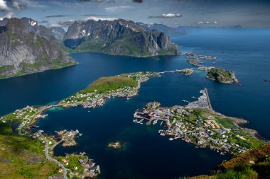 Norveç 'in Lofoten Adaları' ndaki Reine ve Hamnoy 'un kıyı manzarasına muhteşem bir bakış açısı getirdi.