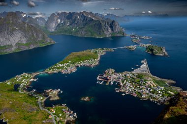 Norveç 'in Lofoten Adaları' ndaki Reine ve Hamnoy 'un kıyı manzarasına muhteşem bir bakış açısı getirdi.
