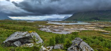 Bulutlu Dağlar ve Norveç 'teki Lofoten Adaları' ndaki Köprü ile Sakin Fiyort