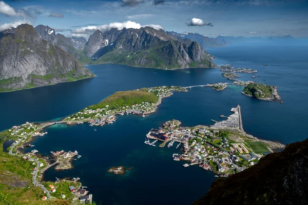 Norveç 'in Lofoten Adaları' ndaki Reine ve Hamnoy 'un kıyı manzarasına muhteşem bir bakış açısı getirdi.