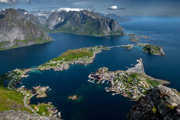 Norveç 'in Lofoten Adaları' ndaki Reine ve Hamnoy 'un kıyı manzarasına muhteşem bir bakış açısı getirdi.