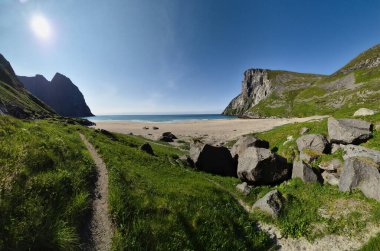 Norveç 'teki Lofoten Adaları' nda Dağları ve Okyanusu olan Kvalvika Kum Plajı