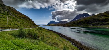 Norveç 'teki Lofoten Adaları' ndaki Fiyort ve Köprüsü ile Sahil Manzarası