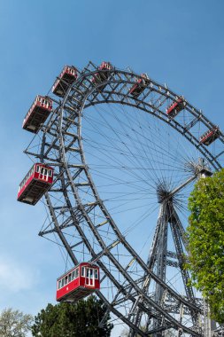 Riesenrad Avusturya 'daki Viyana şehrinin gururlu eğlence parkında.